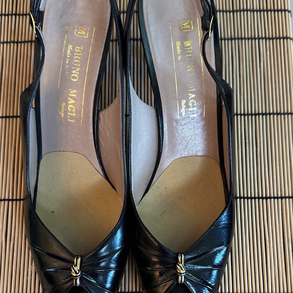 VTG Bruno Magli Black Peep Toe Slingback  9 AAA  Goldtone Knot Detail  Italy